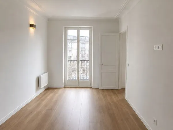 PARIS 18e - GARE DU NORD / LA CHAPELLE - T2 46 M² ENTIÈREMENT RÉNOVÉ - ASCENSEUR - 2 BALCONNETS