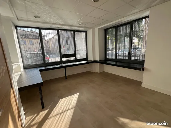 • Location de bureaux à Auch - Place du 14 juillet, très proche du centre-ville, grand parking gratu
