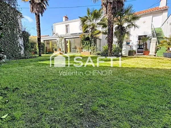 Maison traditionnelle a rénover proposant des espaces et un cadre de vie agréable
