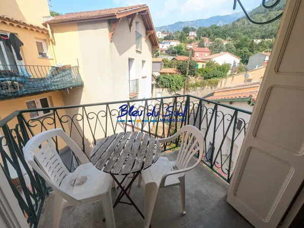 Grande maison avec balcons et cave