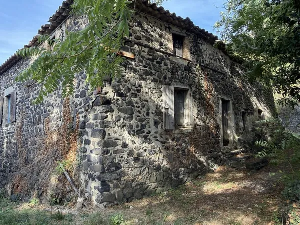 Ancienne maison en pierre à rénover avec cave et terrain non
