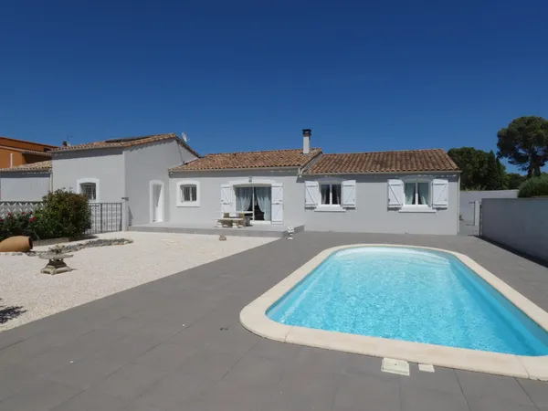 Villa traditionnelle de plain pied de 140m² avec 4 chambres sur terrain paysagé avec piscine, grand 