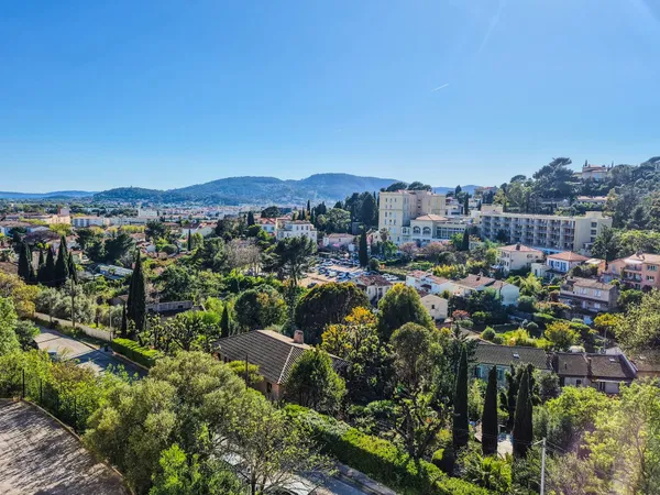 Appartement T3 avec vues dégagées et aperçu mer - Hyères