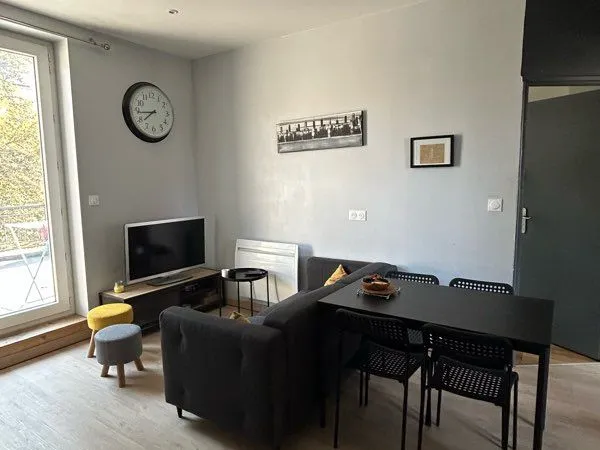 Chambre disponible en colocation entre filles