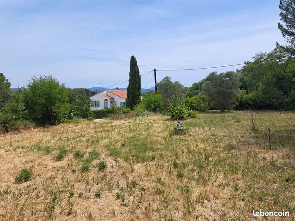 Terrain à bâtir de 1800 m² à EGUILLES (13)
