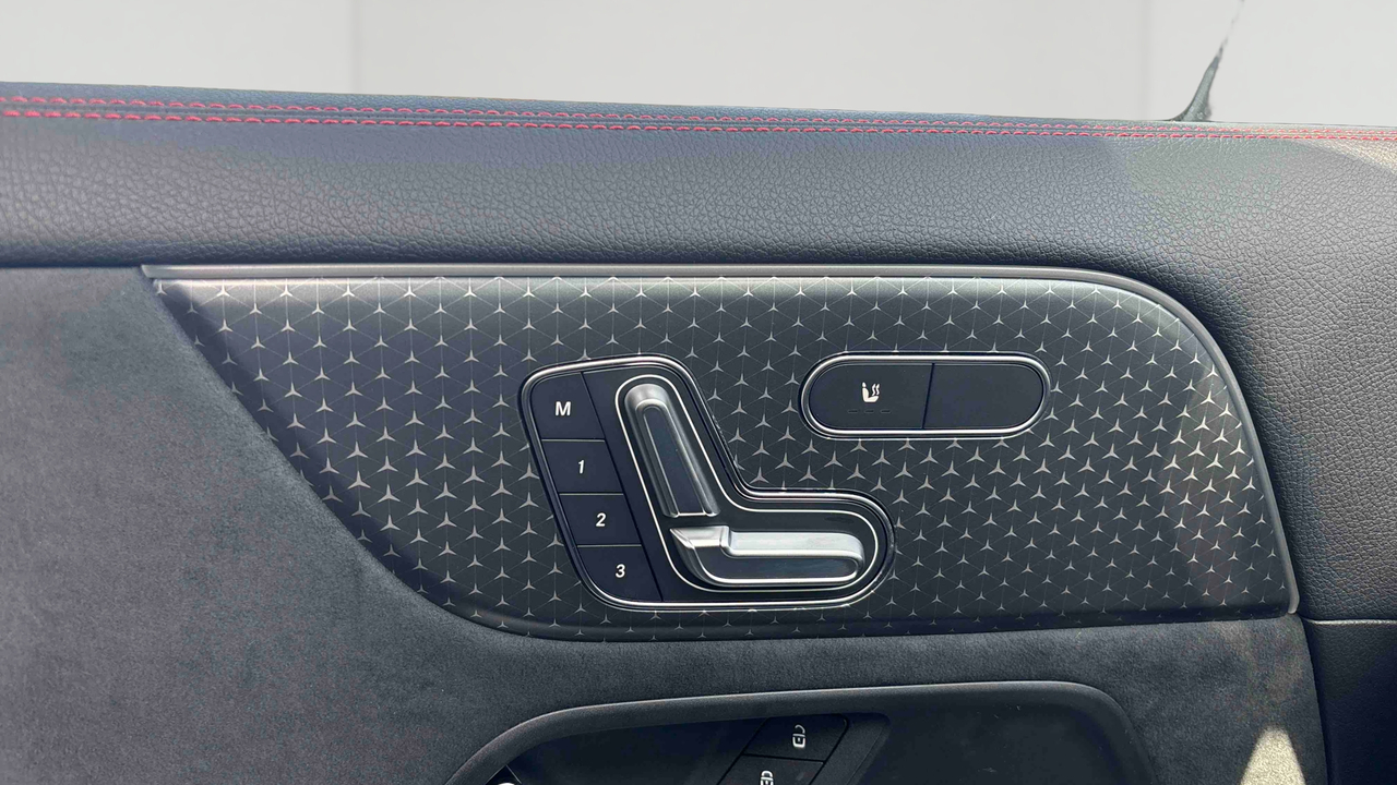 Mercedes EQA 300 4Matic — photo 16