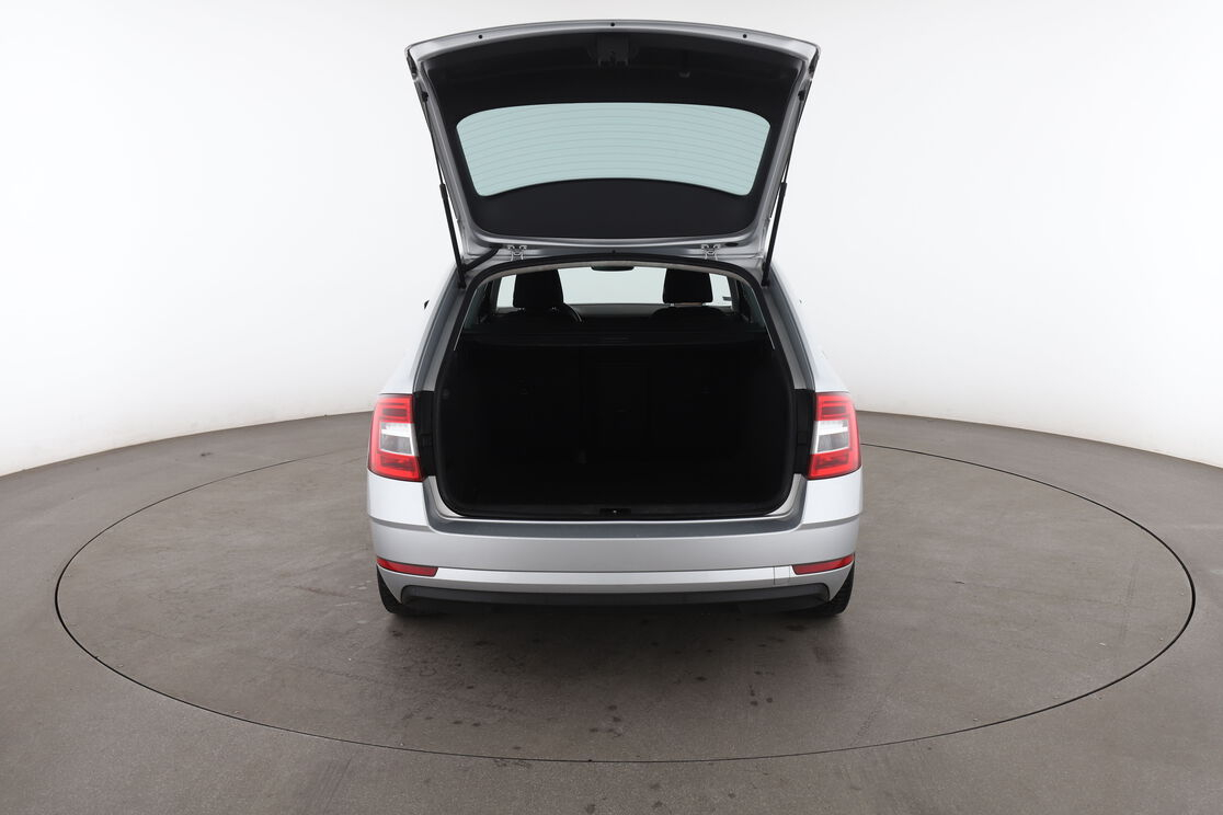 Skoda Octavia Combi 1.6 TDI Drive — photo 15