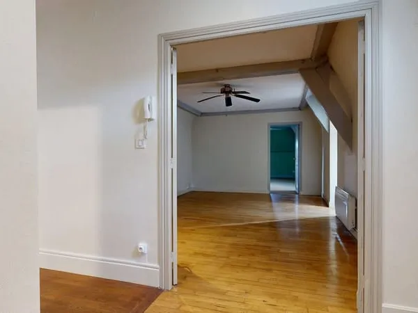 Sarlat Centre - T2 de caractère au 3ème et dernier étage (Immeuble Classé). Visite virtuelle sur dem