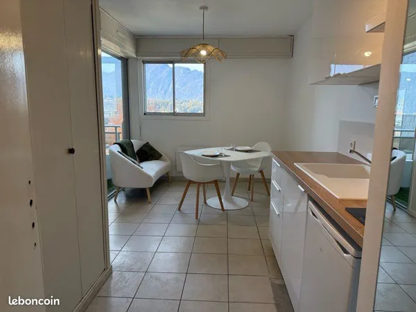Studio avec chambre , 1 balcon , lumineux et renové