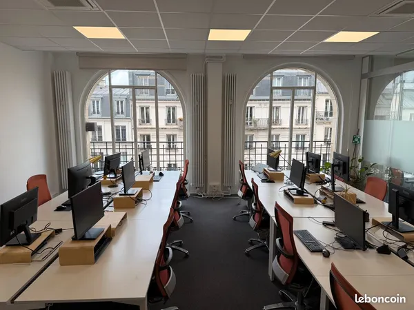 Espace de travail collaboratif au coeur du Marais — 6, 8 ou 14 postes - Métro Temple / République