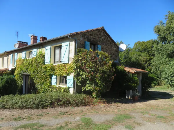 Grande maison en pierre à la campagne