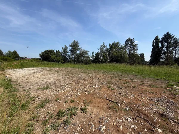 Terrain constructible de 588 m²