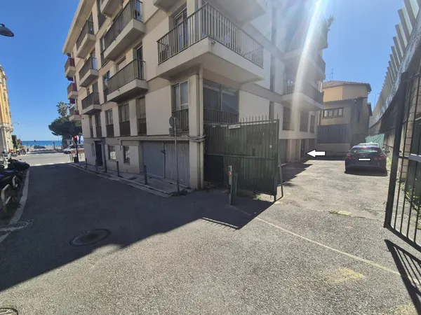 GARAGE DE PLAIN PIED - AV CALIFORNIE