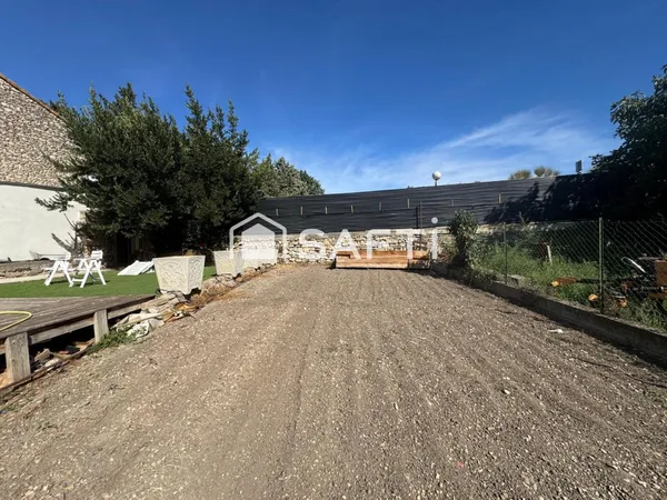 VILLENEUVE-MINERVOIS - TERRAIN CONSTRUCTIBLE DE 445 M² AVEC GARAGE DE 80 M²