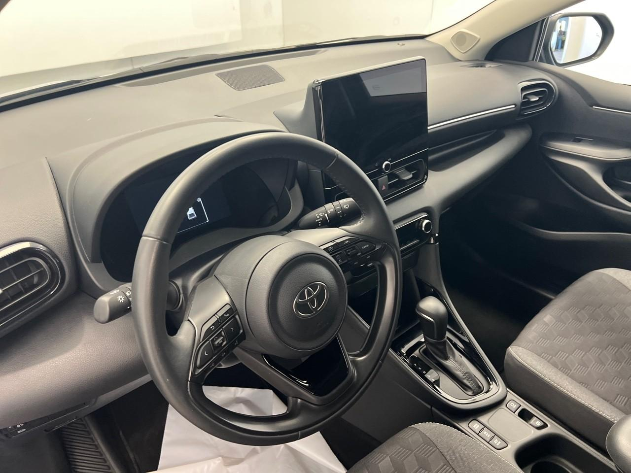 Toyota Yaris hybride 130h collection — photo 12
