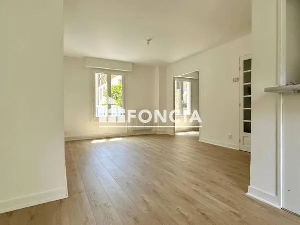 Appartement de 5 Piéces avec parking en sous sol et Magnifique Cave !