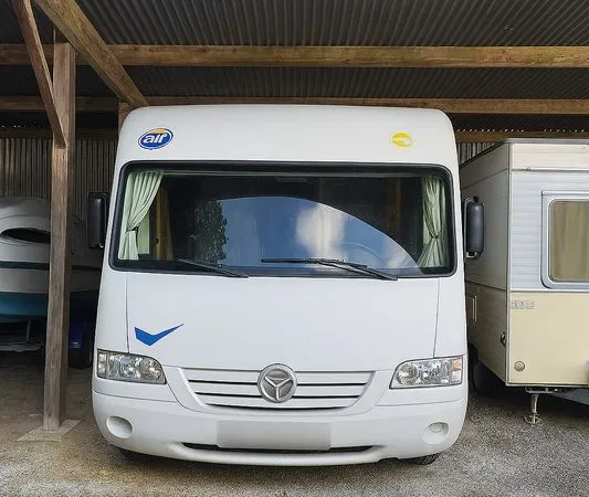 Location d'emplacements sécurisés pour hivernage de bateaux et camping-cars