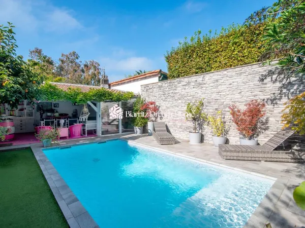 Vends maison - 196.27 m² - 8 pièces, 6 chambres - Biarritz 64200