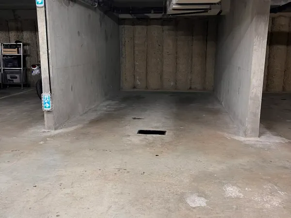 Loue parking - 15m²