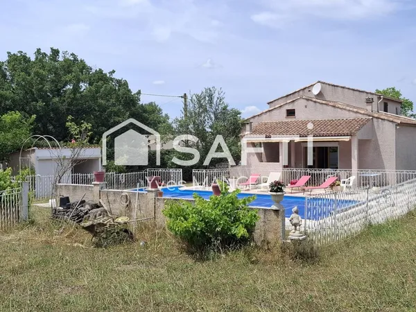 Villa 156 m², terrain 2 200 m², piscine et garages