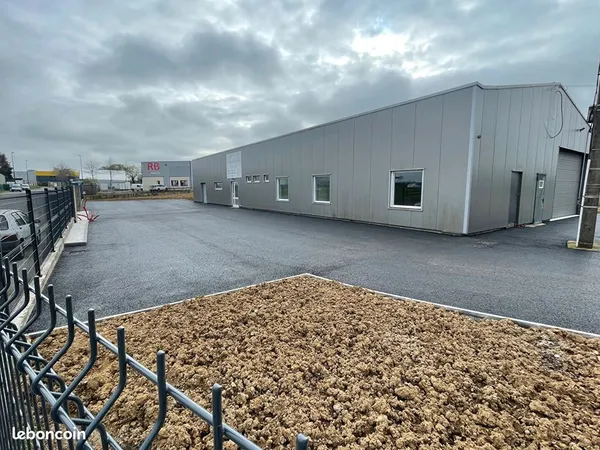 Local 450 m² LAMBALLE ARMOR