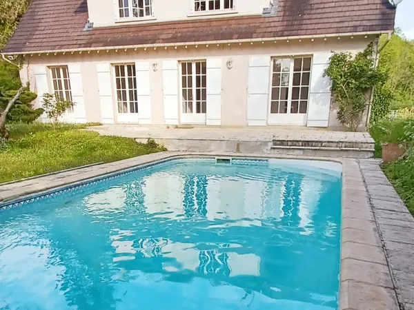Vends maison 191m² avec piscine et terrain de 990m²