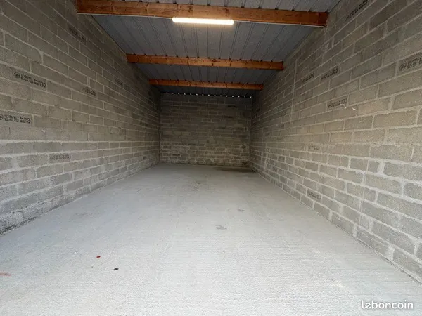Loue box 50m2