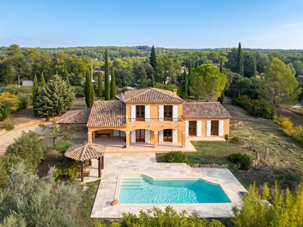 En exclusivité Villa à Lorgues T7 : 4/5 chambres / 161m2 au sol / piscine/ 4003m2 clôt !