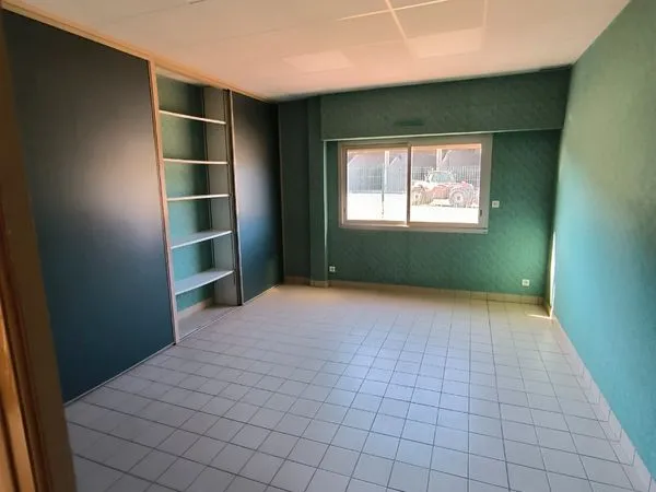 Location bureau et espace de stockage/réunion Plouasne (22)