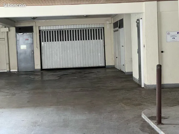 Loue parking côté des congrès