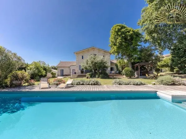 Maison 10 pièces 368 m²