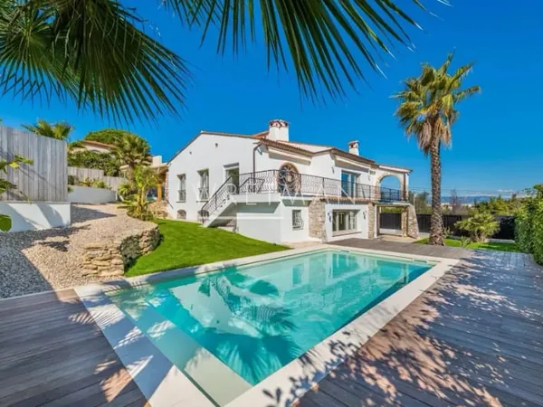 Villa 7 pièces 242 m²