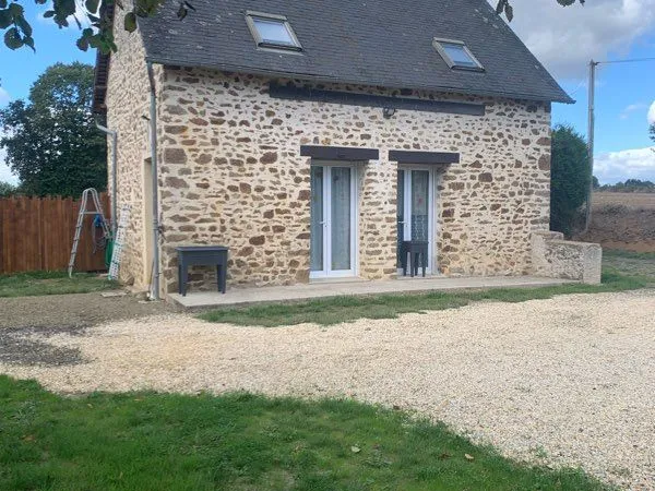 Maison rénovée à louer - 2 chambres, jardin et garage