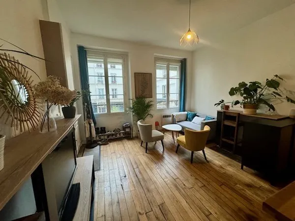 Grand studio avec coin chambre