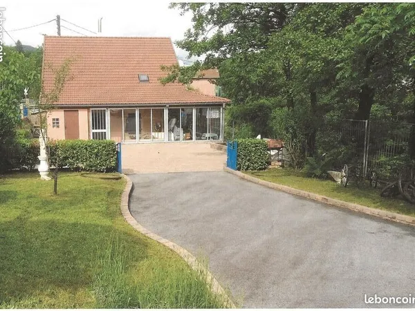 Maison de 74m2 , sur terrain de 1453m2 clôturé bordure de rivière