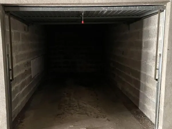 Garage fermé 15m2 place ney saint serge