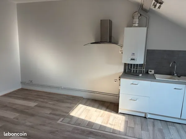 F2 lumineux bien isolé + place privative