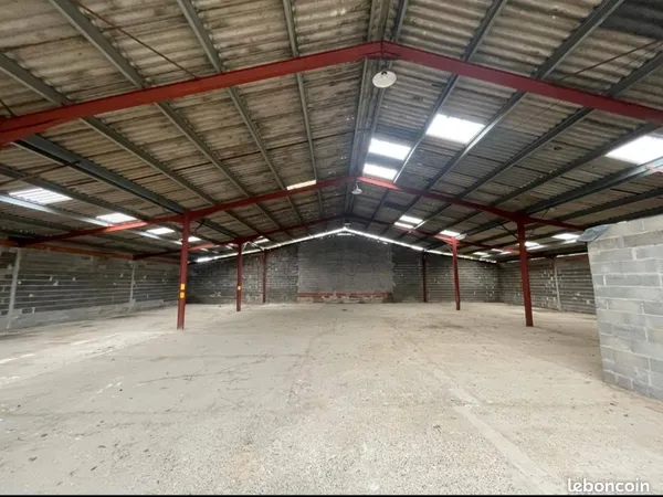 Gardiennage camping-cars-caravane Hangar fermé et sécurisé, caméra et porte sécurisé sur propriété a