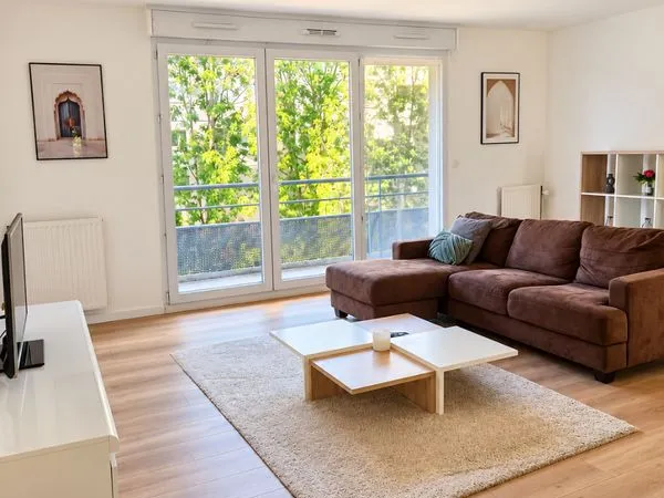 Grand t2 meublé 70 m² - 1 chambre - angers centre / château - balcon sud-ouest