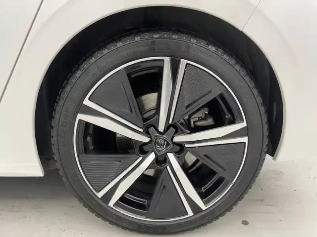 Peugeot 308 phev 180 e-eat8 — photo 24