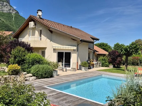Maison 120 m2, terrain 1200 m2, DPE A, 4 chambres, piscine.