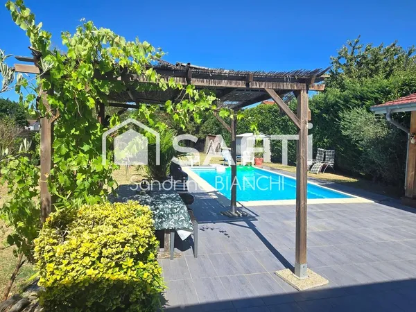 Plain pied sur 1356m² de terrain avec piscine