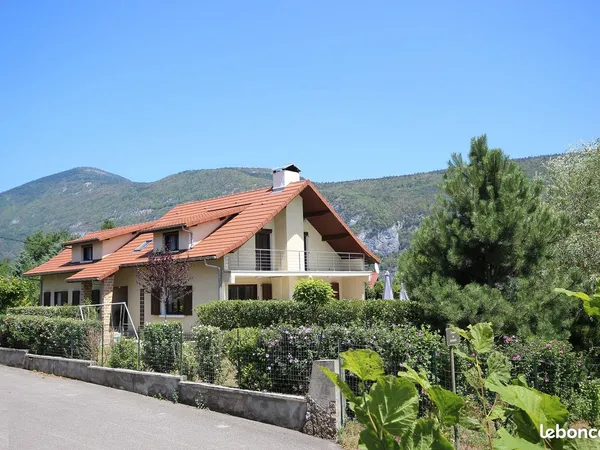 Novalaise lac d'Aiguebelette villa d'architecte 7 pièces 220 m2 et T2 de 50 m² sur terrain 1774 m2 à