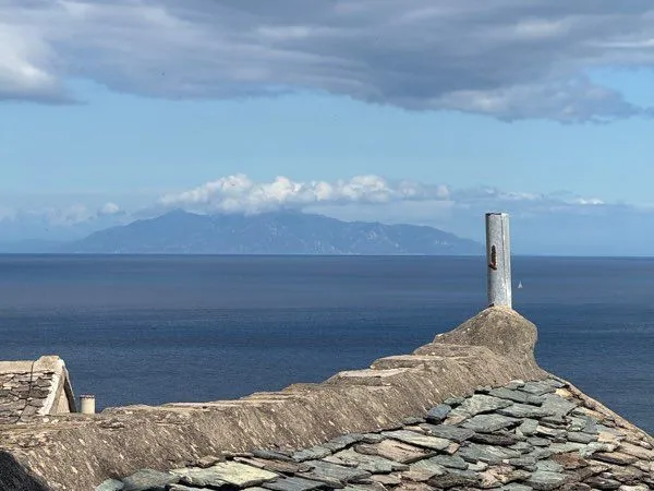 À 9 km de Bastia (Brando) T2 meublé vue mer (Location nov. à fin mai)