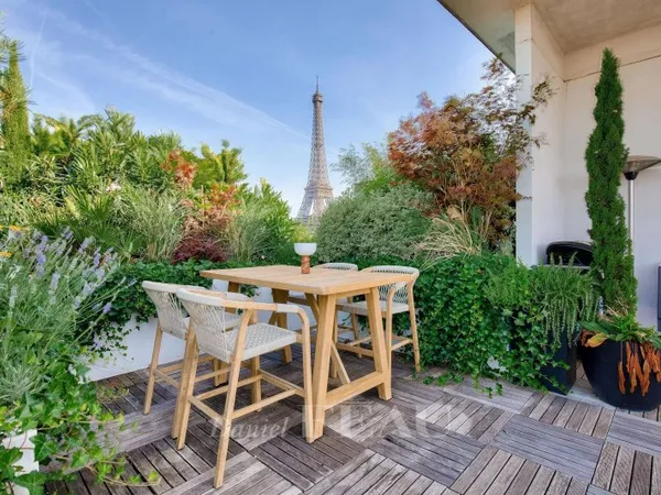 Paris 15 - Champ de Mars - Dernier étage - Terrasse
