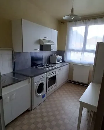 Particulier loue agréable F2 meublé de 50 m2, lumineux et sans vis-à-vis Quartier Eaux-Claires