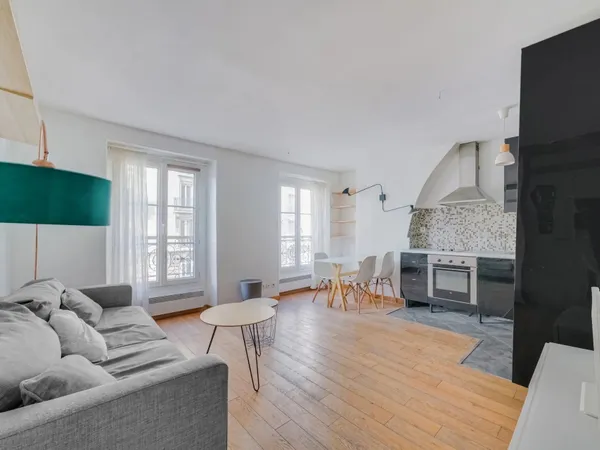 Louis Blanc, vrai 2 pièces, parquet et poutres