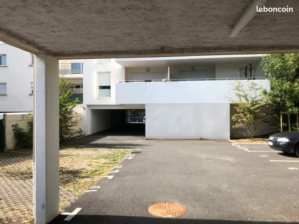 Place parking 15 m² - Tram D juste en face - Bruges / Le Bouscat