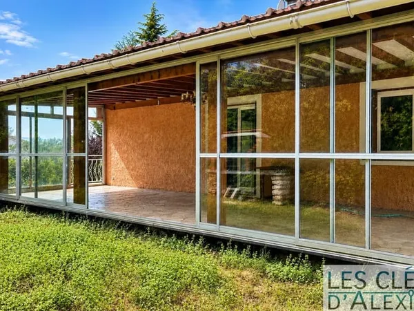 Maison deux appartements- Terrain- deux garages- Veranda