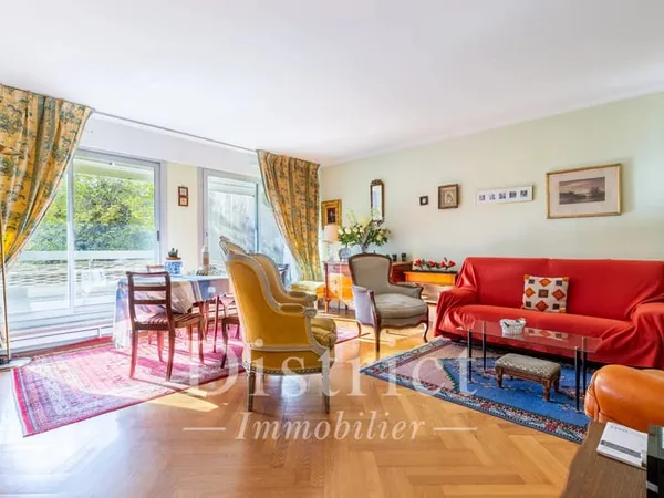 Cambronne. Appartement familial de 97m² avec 3 chambres. Balcon sur jardin.